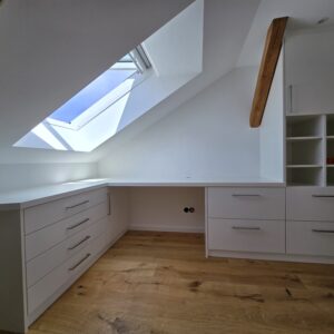 Schlafzimmerschrank mit integriertem Büro unter der Dachschräge