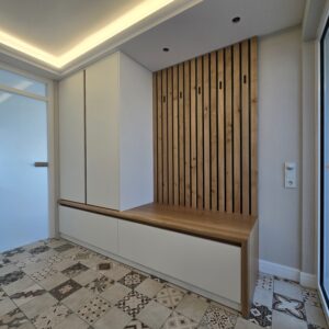 Garderobe in Eiche mit Mattlack Fronten und Lamellenrückwand